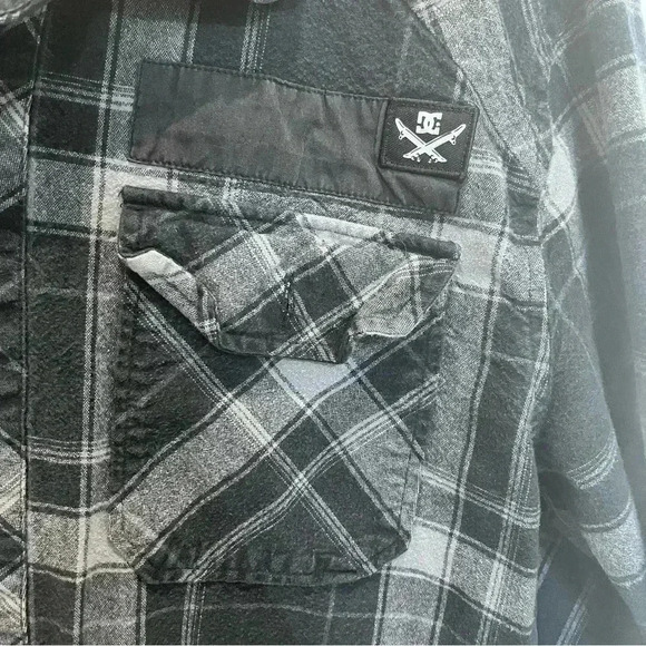 DC men’s black and grey collared button down plaid flannel, size L - Picture 6 of 8
